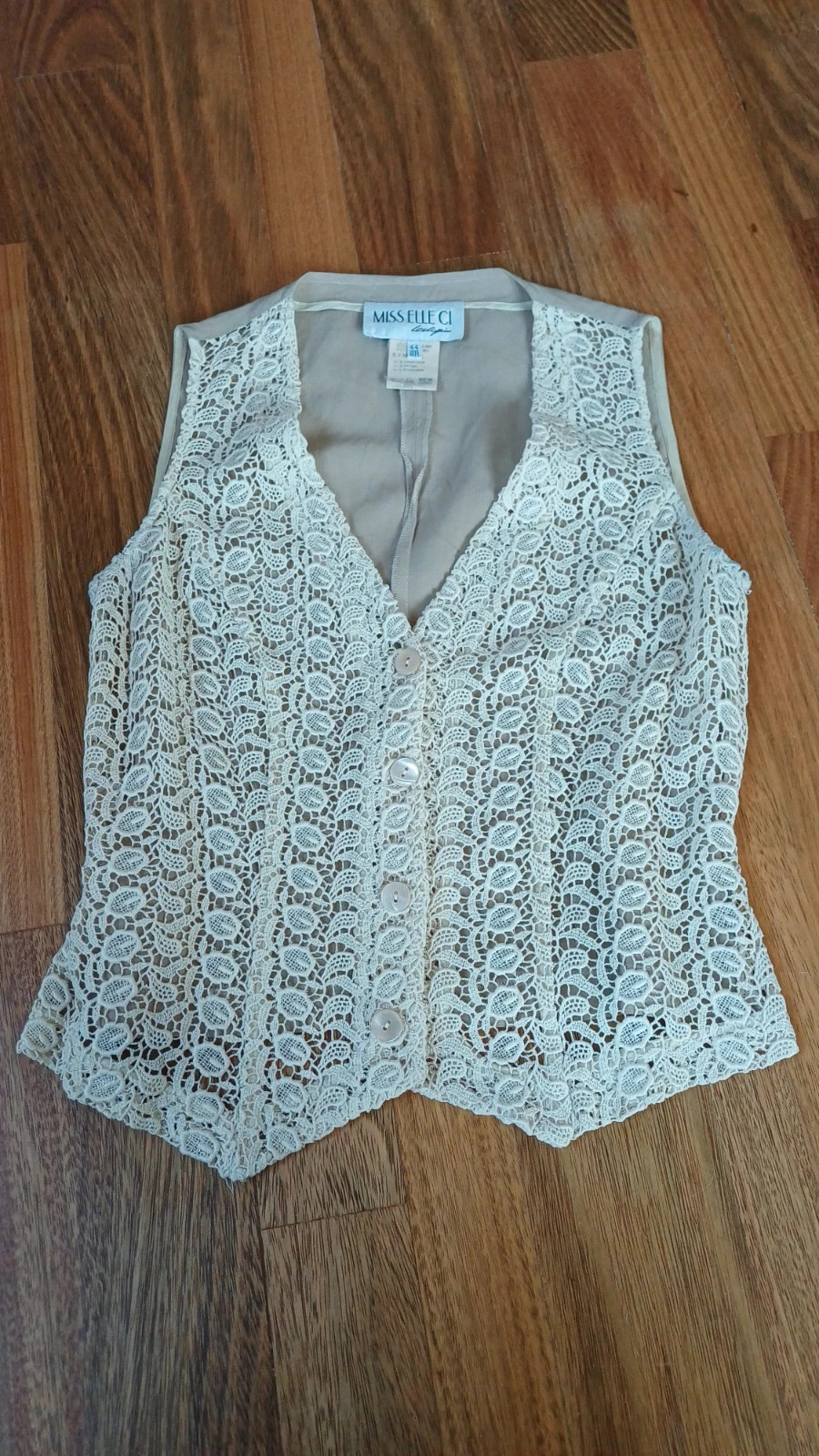 Bellissimo gilet da portare a pelle in pizzo di cotone e retro in lino