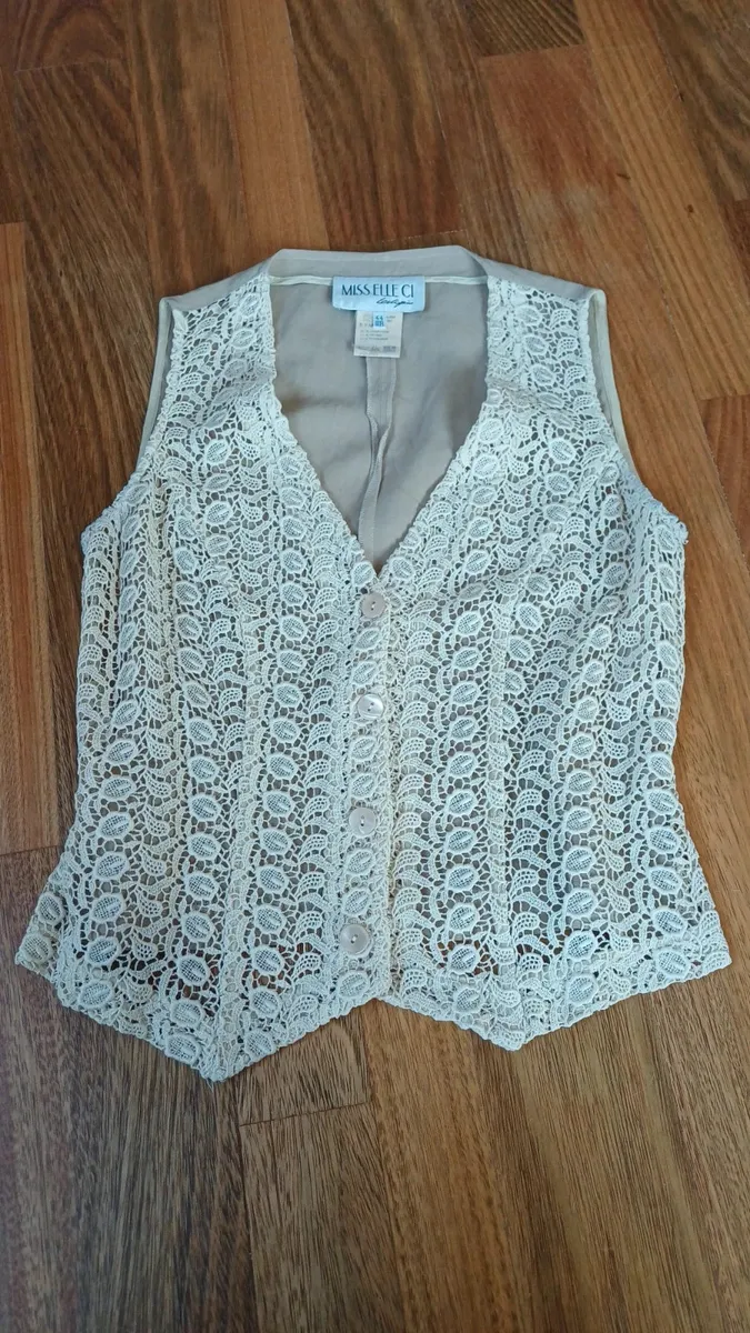 Bellissimo gilet da portare a pelle in pizzo di cotone e retro in lino