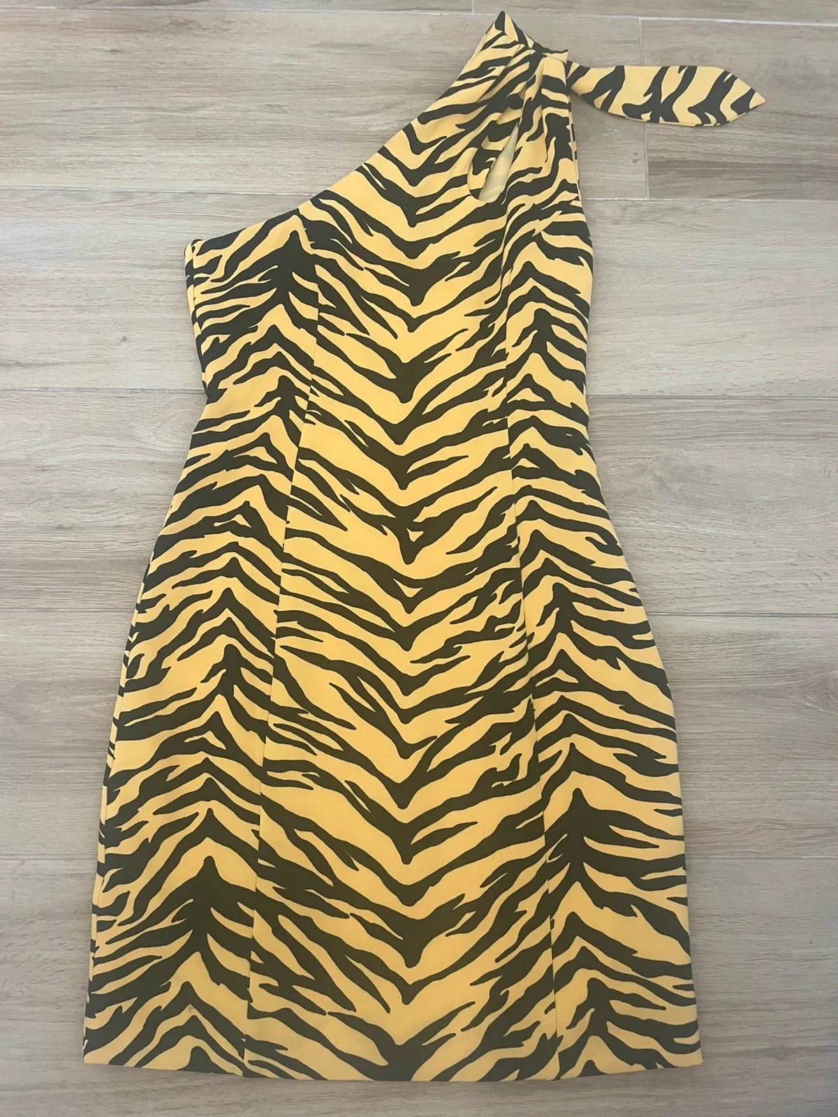 Yellow and black one-shoulder Moschino dress, original of course.
Never worn
Size 42 1