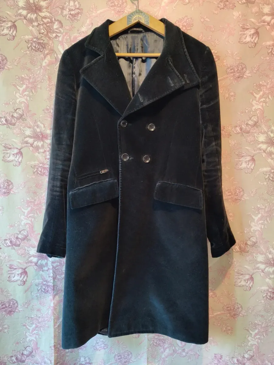 Claude Montana coat, vintage piece signed by the French designer known for his architectural style. Good condition. Size L (40). 2