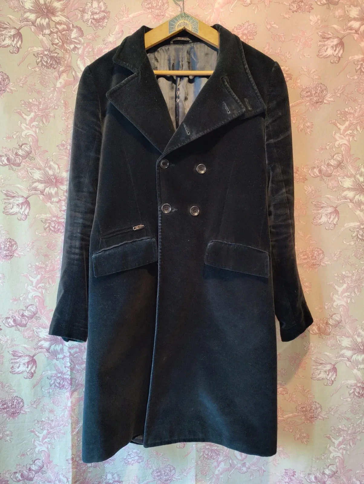 Claude Montana coat, vintage piece signed by the French designer known for his architectural style. Good condition. Size L (40).
