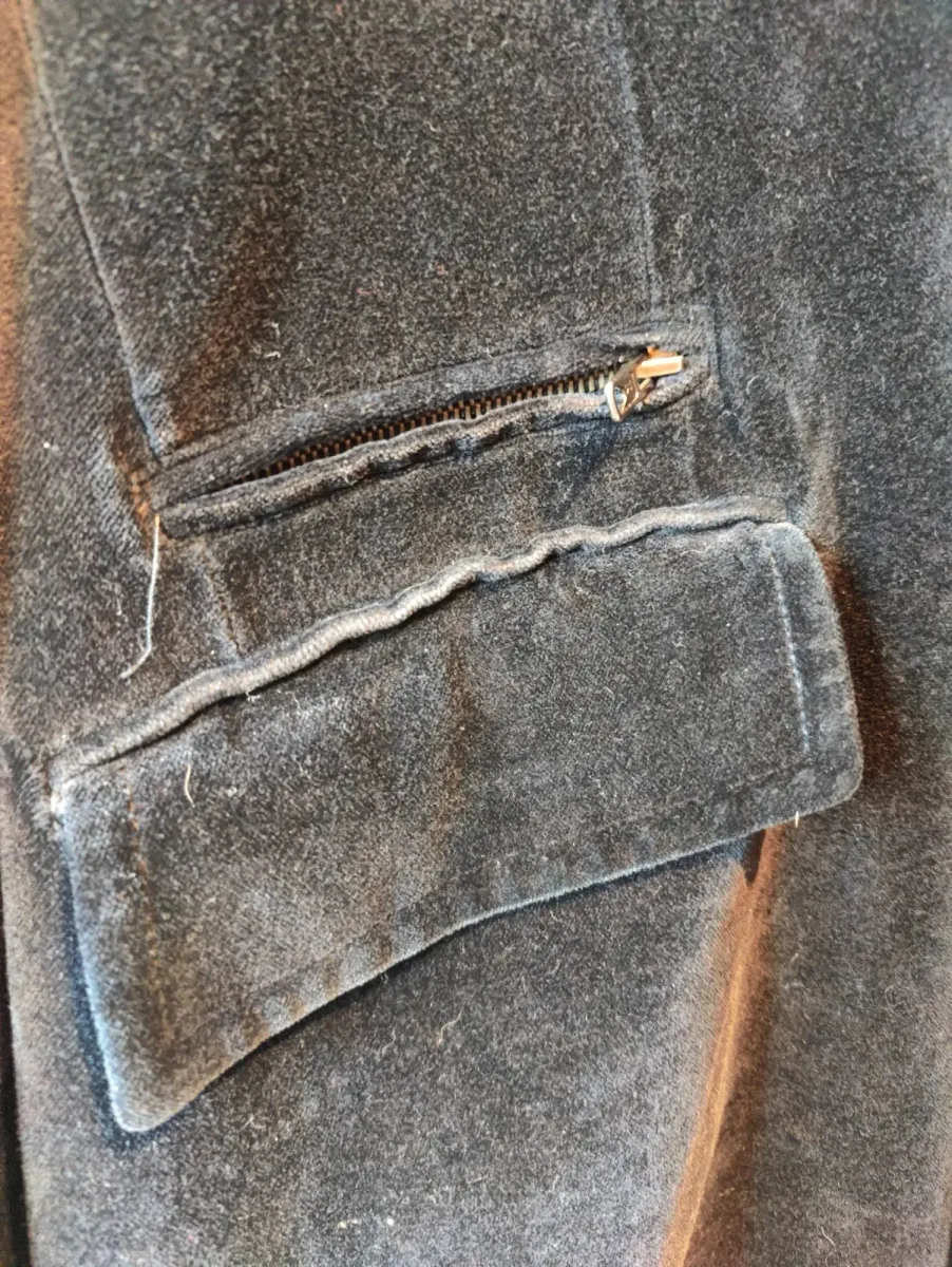 Claude Montana coat, vintage piece signed by the French designer known for his architectural style. Good condition. Size L (40). 7