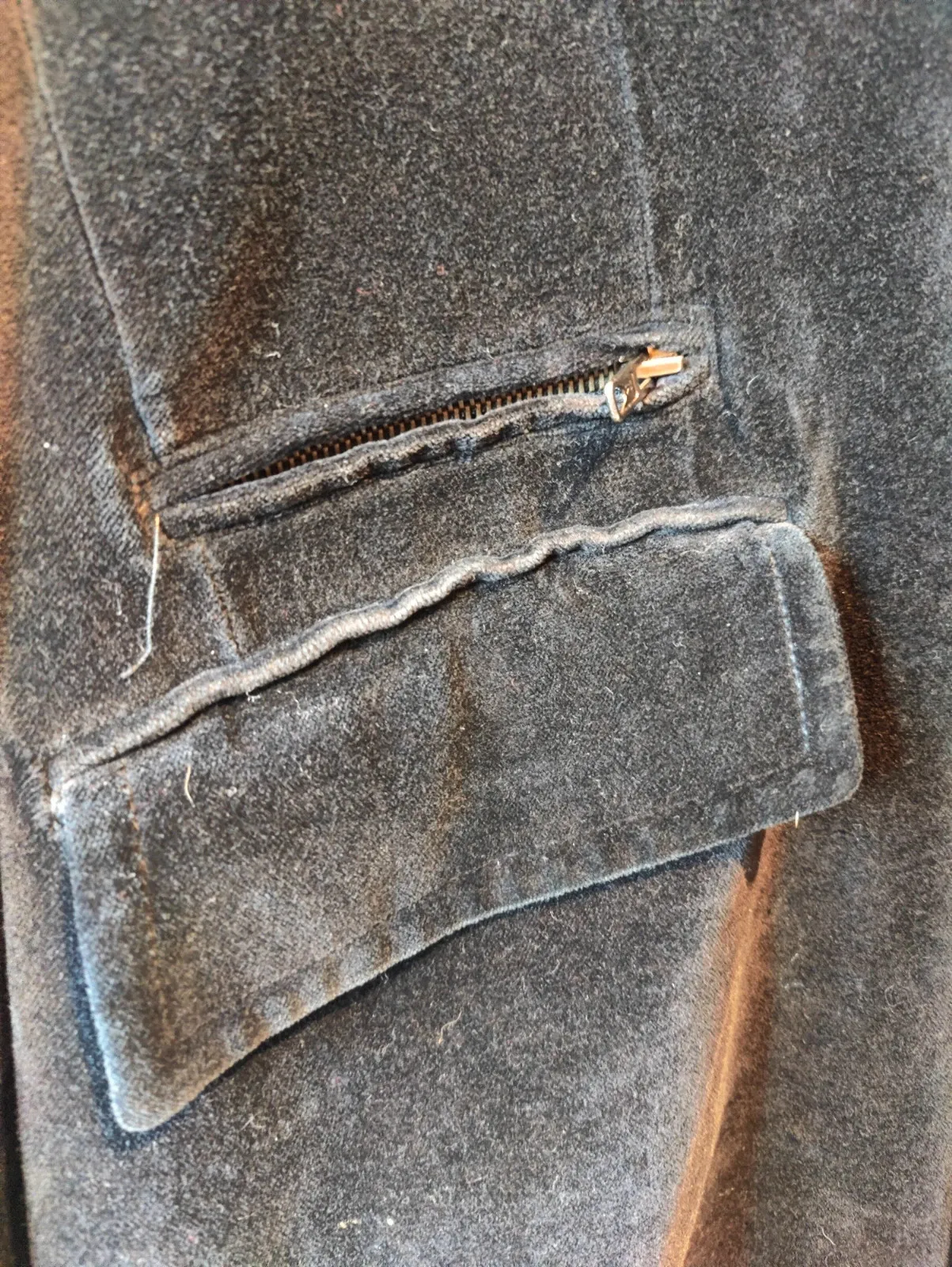 Claude Montana coat, vintage piece signed by the French designer known for his architectural style. Good condition. Size L (40). 6
