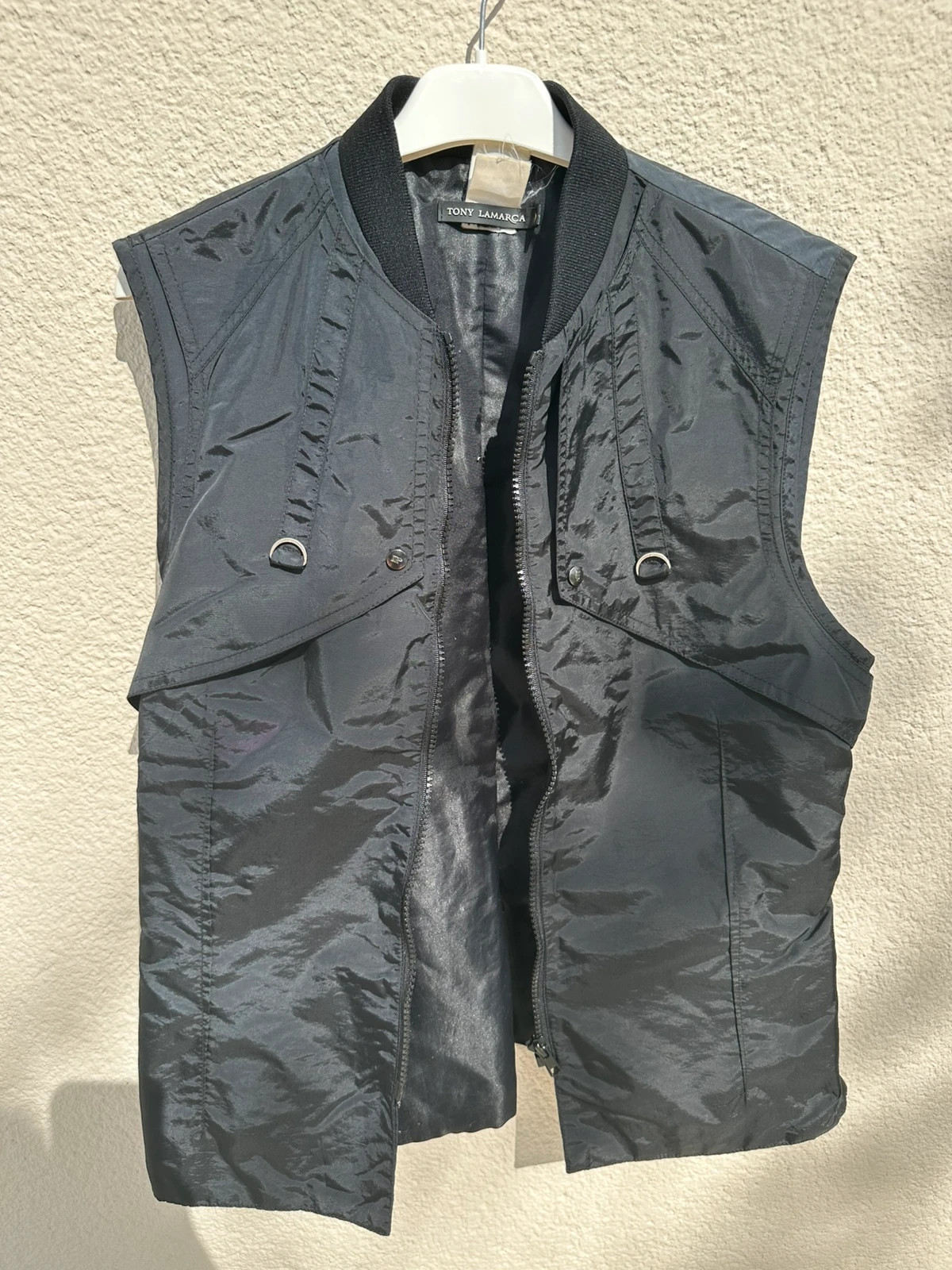 Gilet sans manches Tony Lamarca, gris anthracite, esprit utilitaire — poches à rabat et anneaux en D sur le devant, fermeture zippée, col côtelé. Taille M (38). Très bon état. Pièce vintage de créateur.