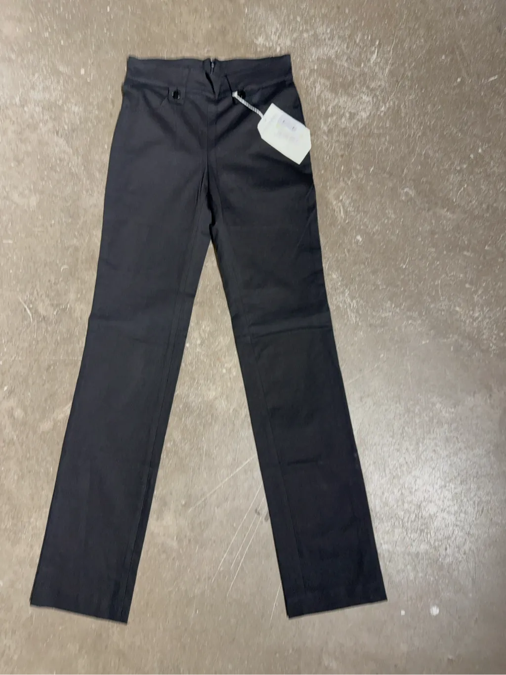 Pantalon noir ajusté taille haute avec étiquettes. Zip à l'arrière