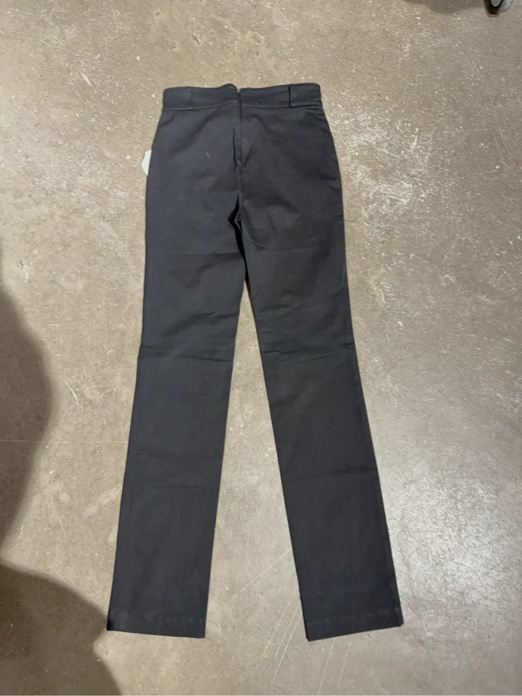 Pantalon noir ajusté taille haute avec étiquettes. Zip à l'arrière 2