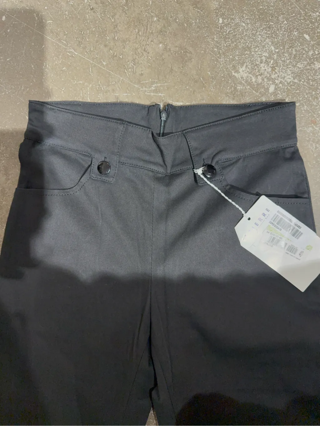 Pantalon noir ajusté taille haute avec étiquettes. Zip à l'arrière 3