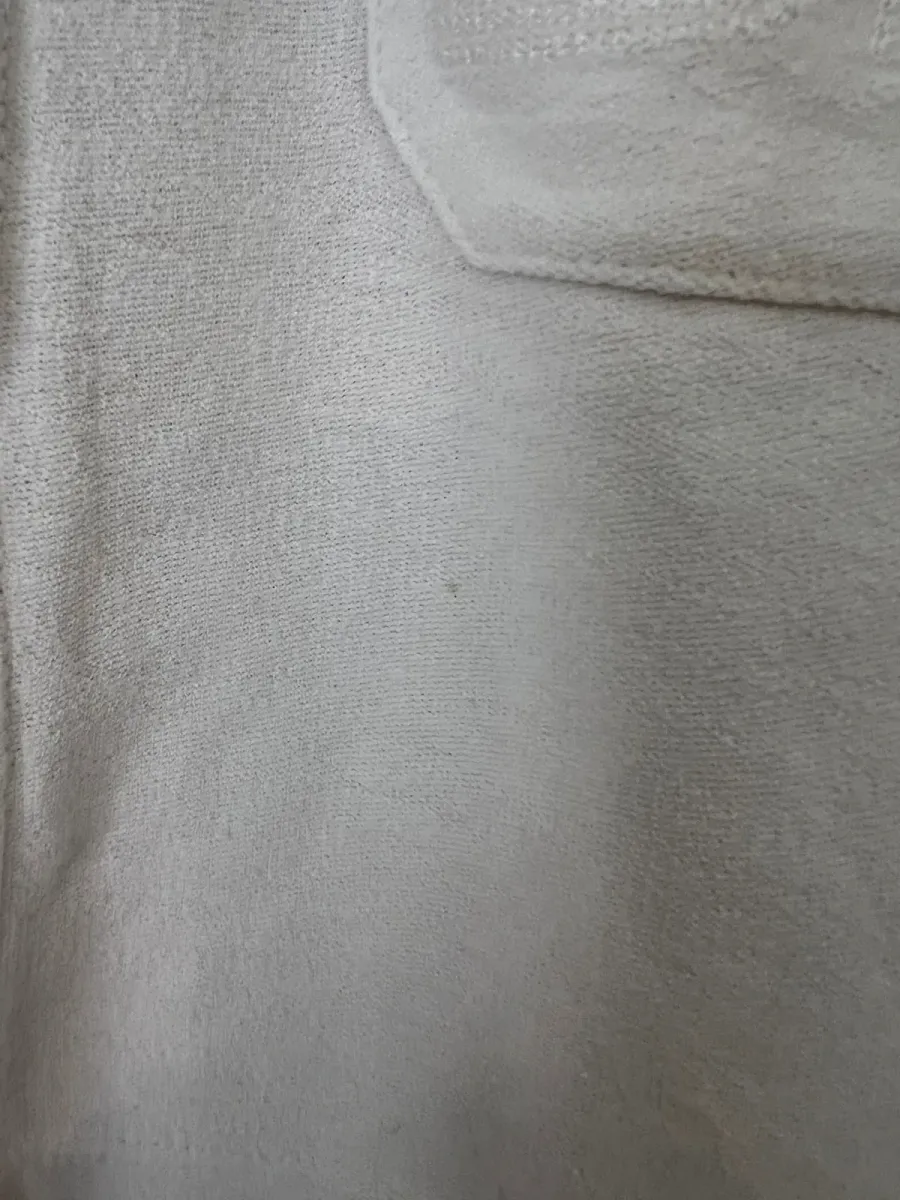 En bon état, pas d’étiquette de taille mais ok 36-38. Petite tache en photo.
Initiales SR sur une poche, coutures apparentes. 2