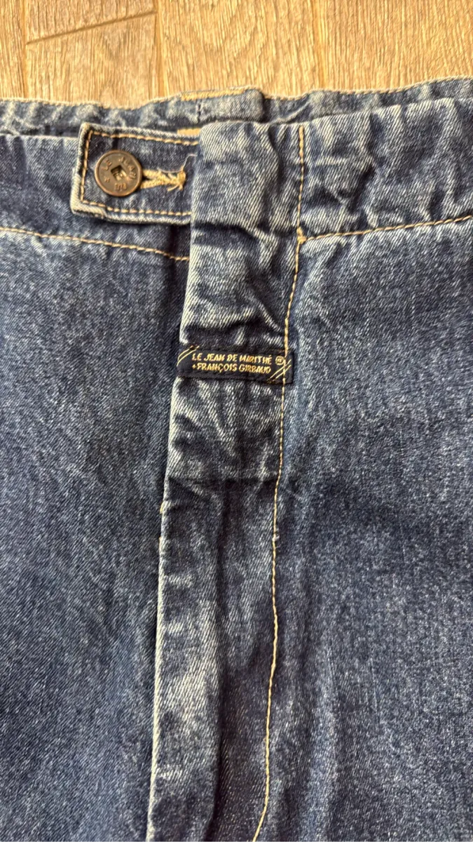 Jean cargo en denim bleu de Marithé & François Girbaud avec des sangles rouges logotées. 3