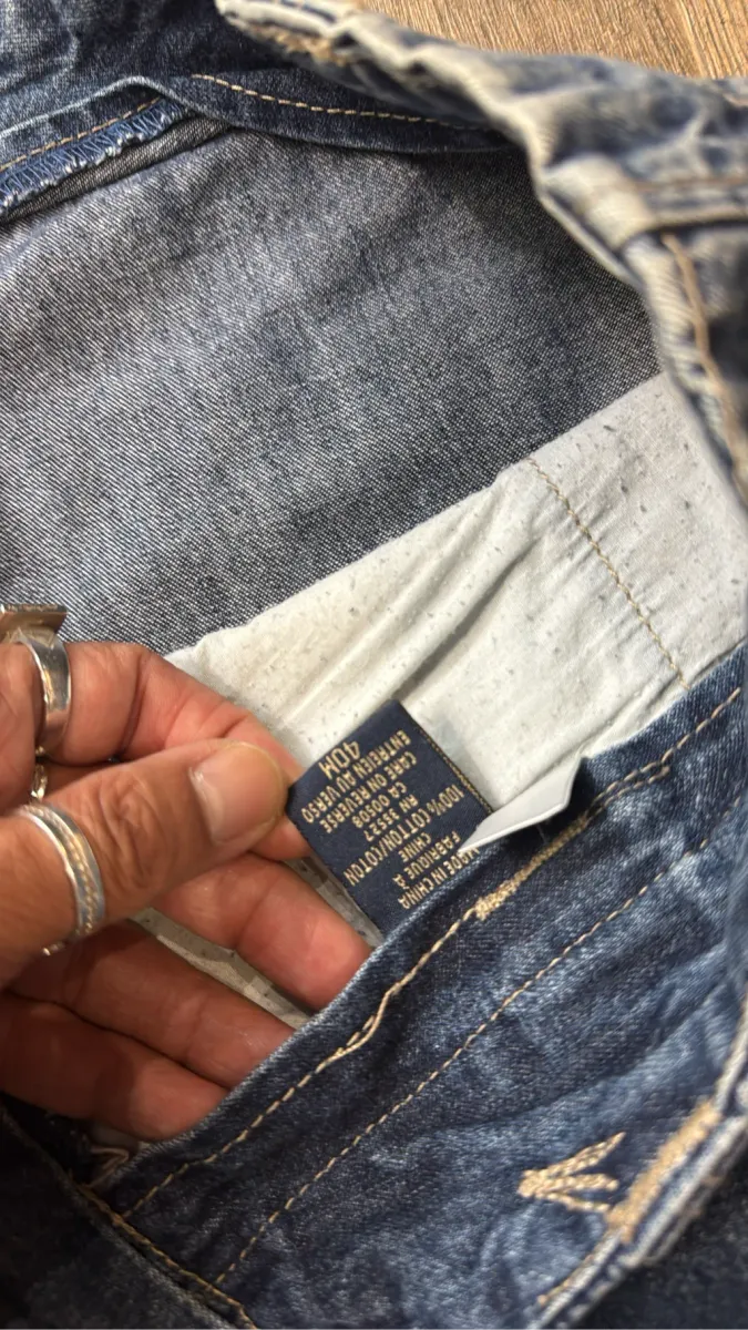 Jean cargo en denim bleu de Marithé & François Girbaud avec des sangles rouges logotées. 4
