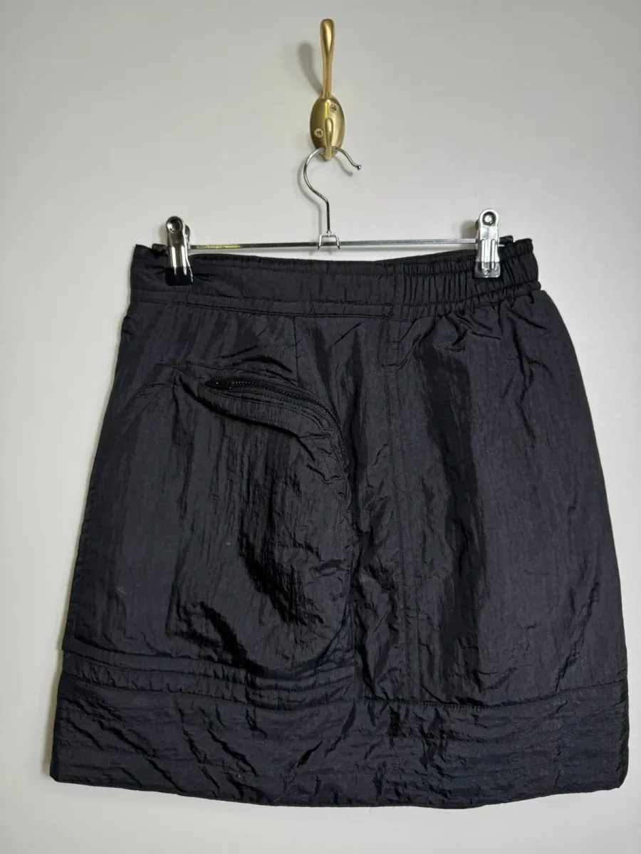Jupe courte Kansai international
Made in Japan
100% nylon
Très bon état
Taille 28
Largeur taille 33 cm (légèrement extensible)
Longueur totale 44 cm 2