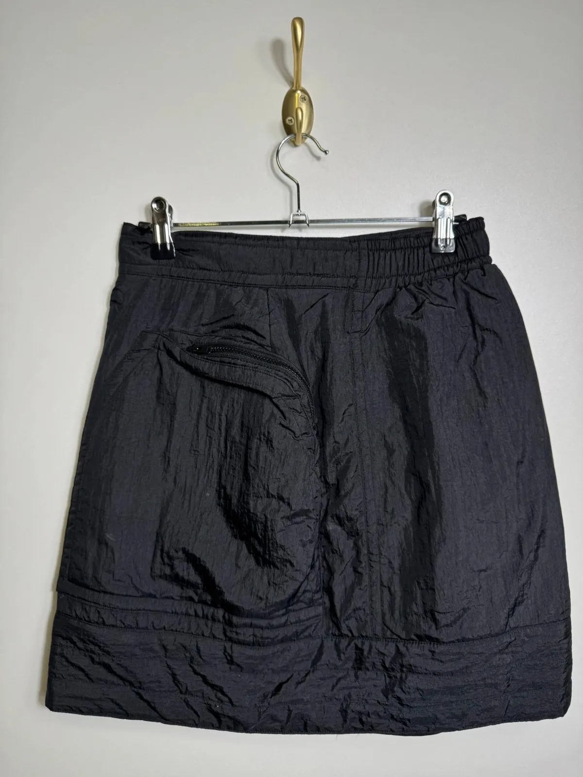Kansai International short skirt
Made in Japan
100% nylon
Very good condition
Size 28
Waist width 33 cm (slightly stretchy)
Total length 44 cm 2