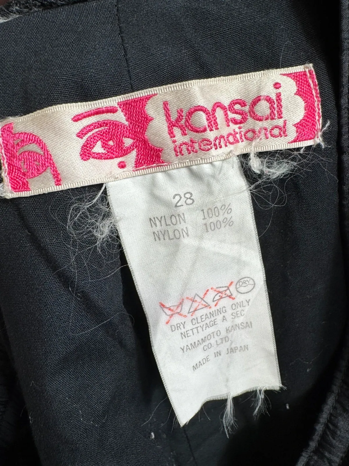 Kansai International short skirt
Made in Japan
100% nylon
Very good condition
Size 28
Waist width 33 cm (slightly stretchy)
Total length 44 cm 3