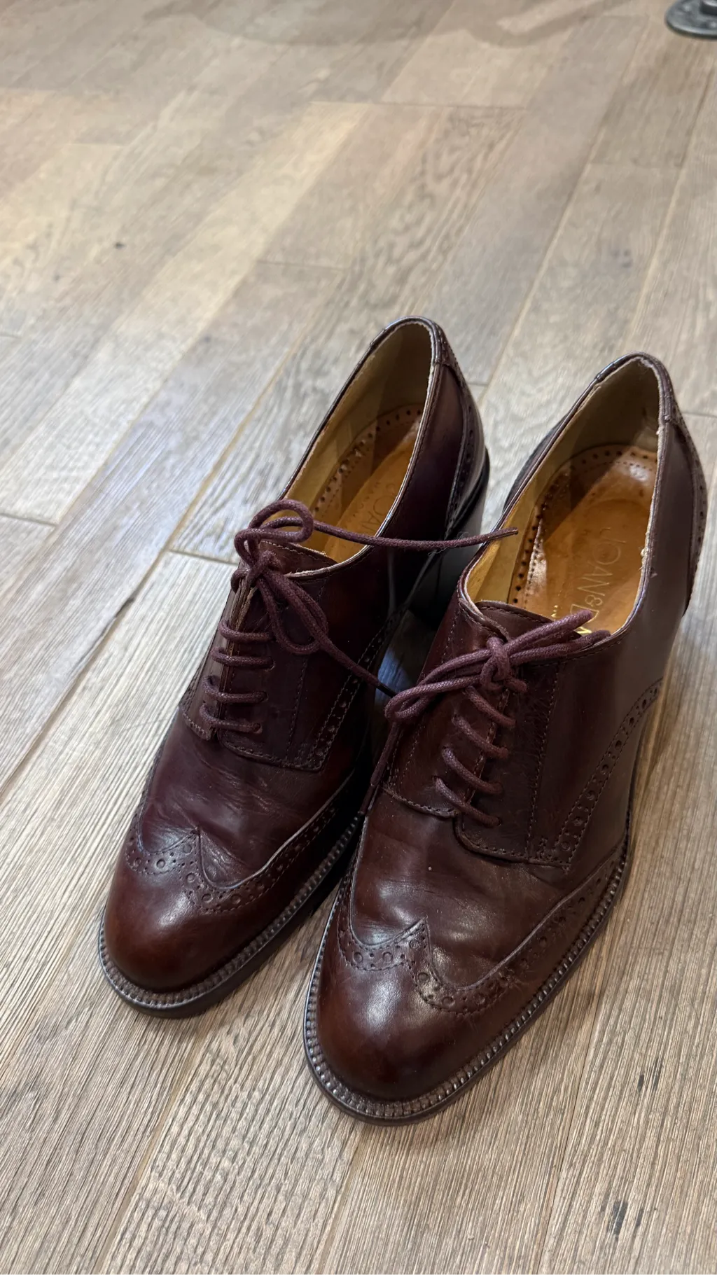 Richelieus en cuir bordeaux avec détails brogue et talon bas, fabriquées en Italie.
