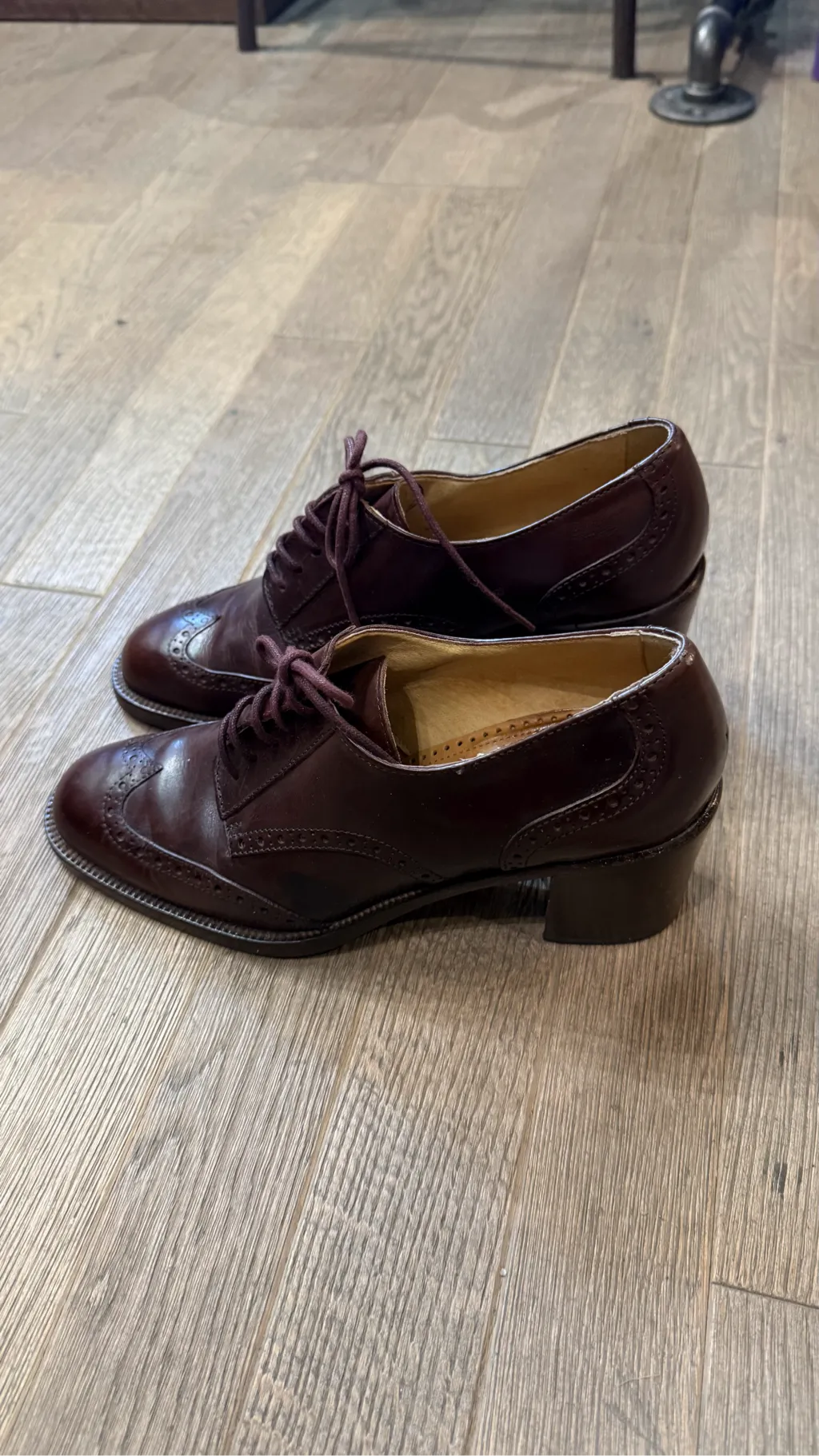 Richelieus en cuir bordeaux avec détails brogue et talon bas, fabriquées en Italie. 2