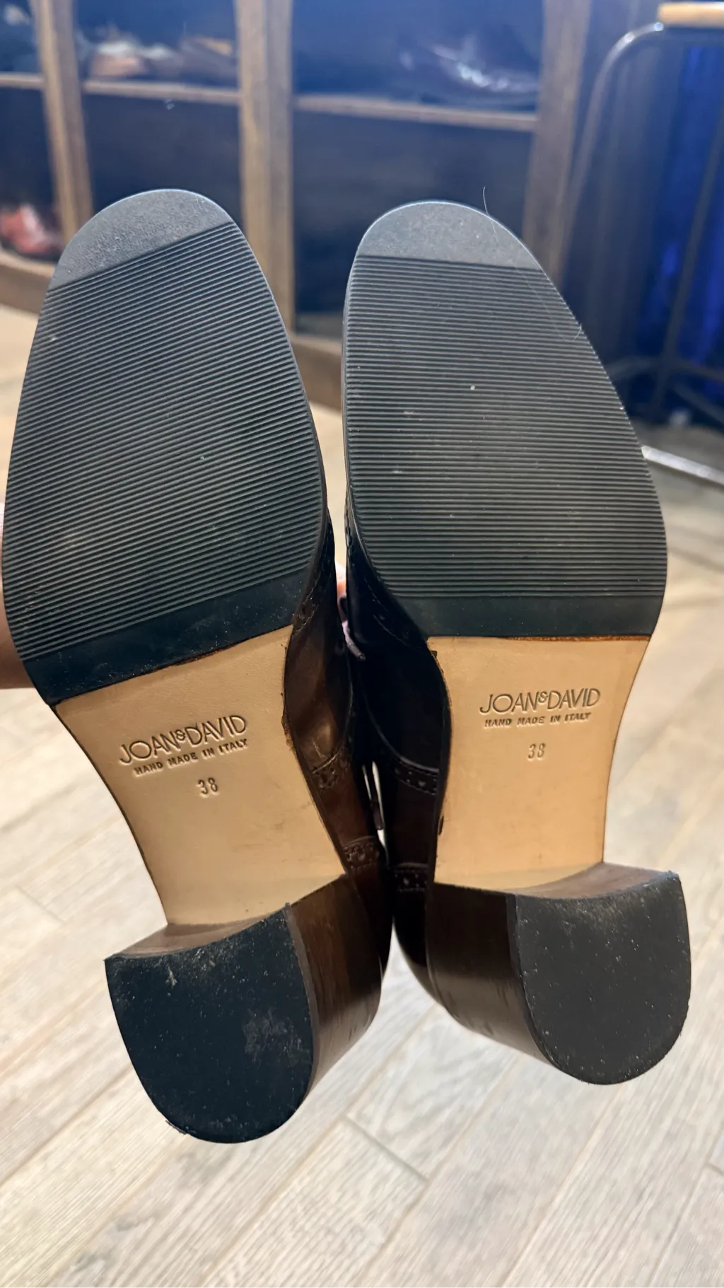 Richelieus en cuir bordeaux avec détails brogue et talon bas, fabriquées en Italie. 3