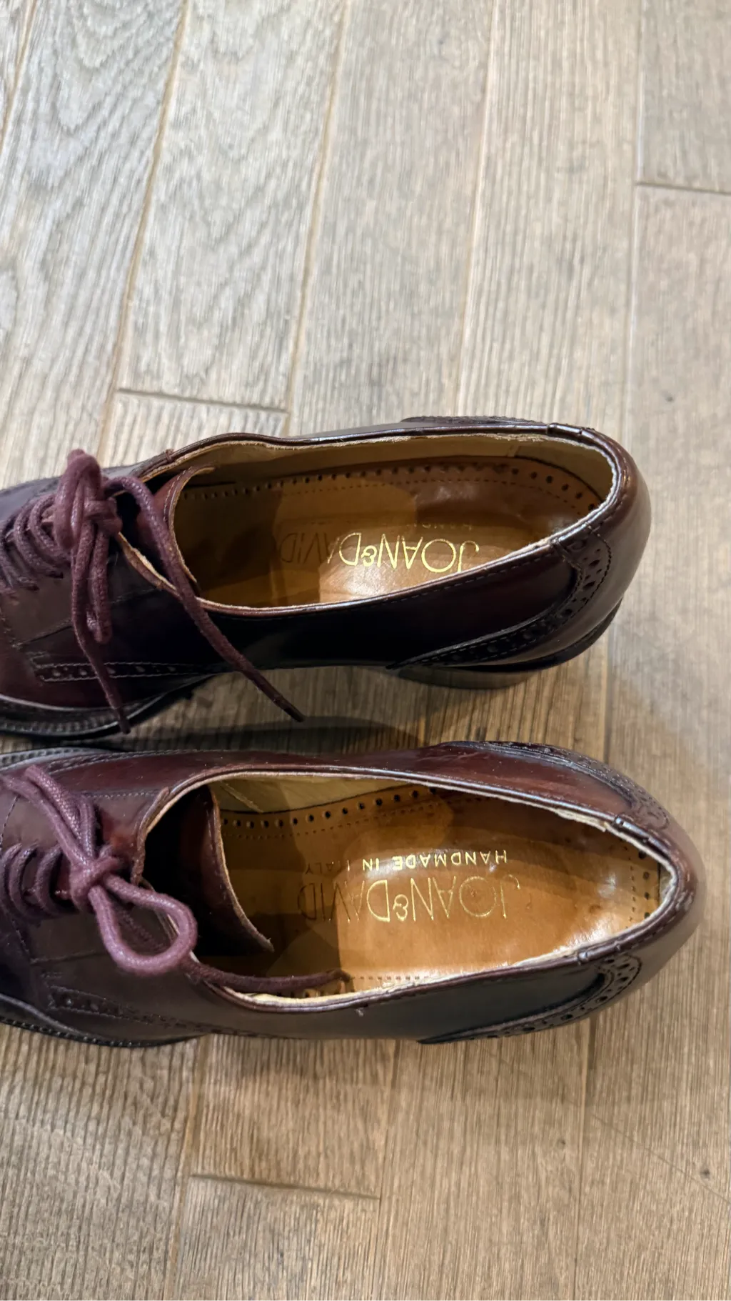 Richelieus en cuir bordeaux avec détails brogue et talon bas, fabriquées en Italie. 4