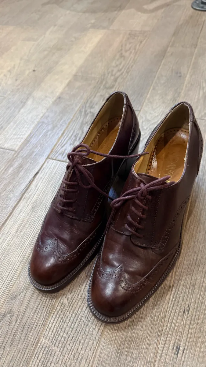 Richelieus en cuir bordeaux avec détails brogue et talon bas, fabriquées en Italie.