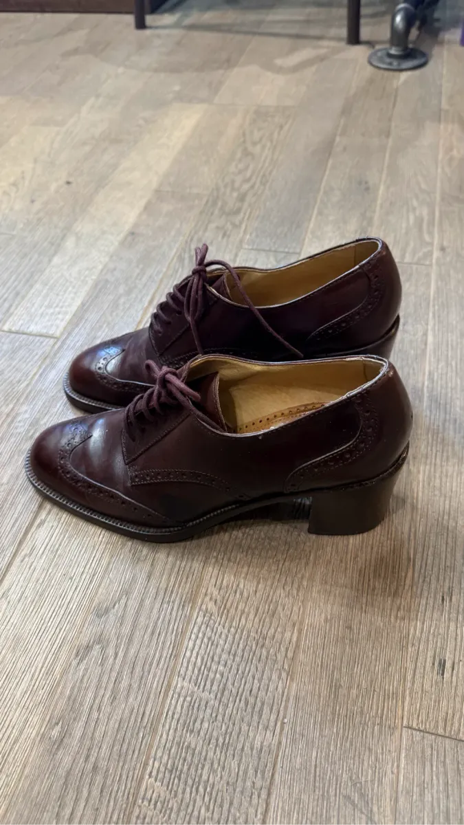 Richelieus en cuir bordeaux avec détails brogue et talon bas, fabriquées en Italie. 2
