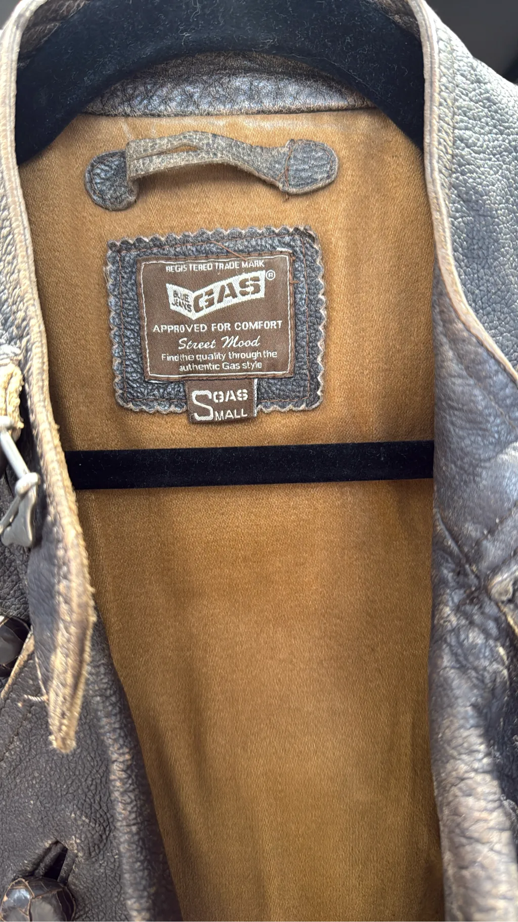 Veste de moto en cuir de vachette marron double-breasted de la marque GAS, avec un aspect vieilli et des détails zippés. 2