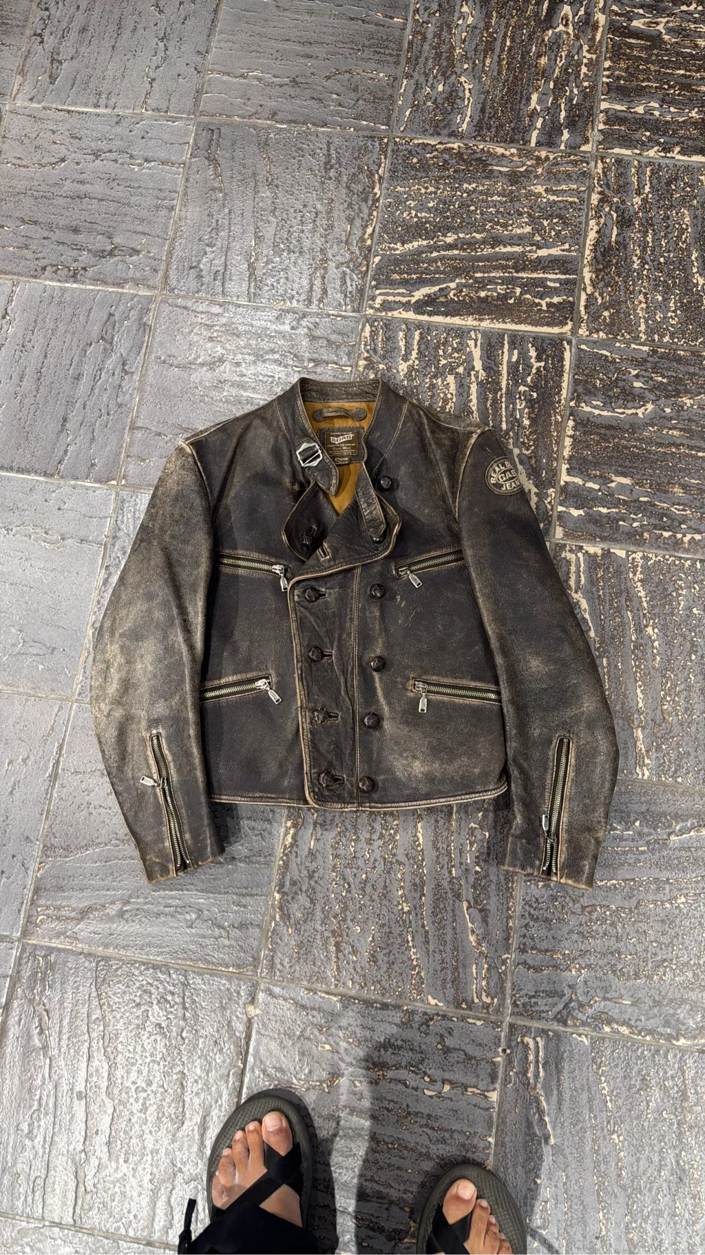 Veste de moto en cuir de vachette marron double-breasted de la marque GAS, avec un aspect vieilli et des détails zippés. 1