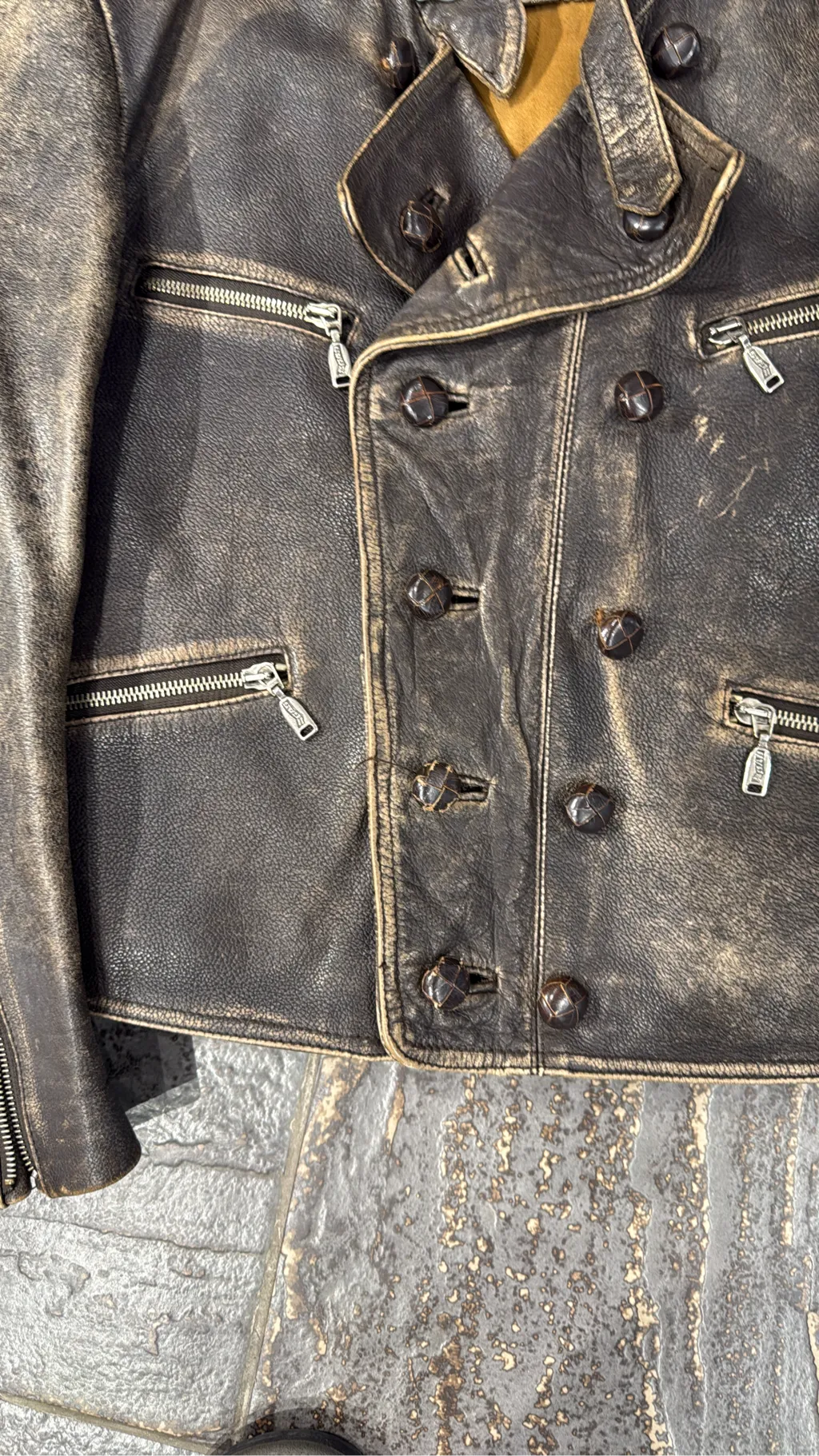 Veste de moto en cuir de vachette marron double-breasted de la marque GAS, avec un aspect vieilli et des détails zippés. 4
