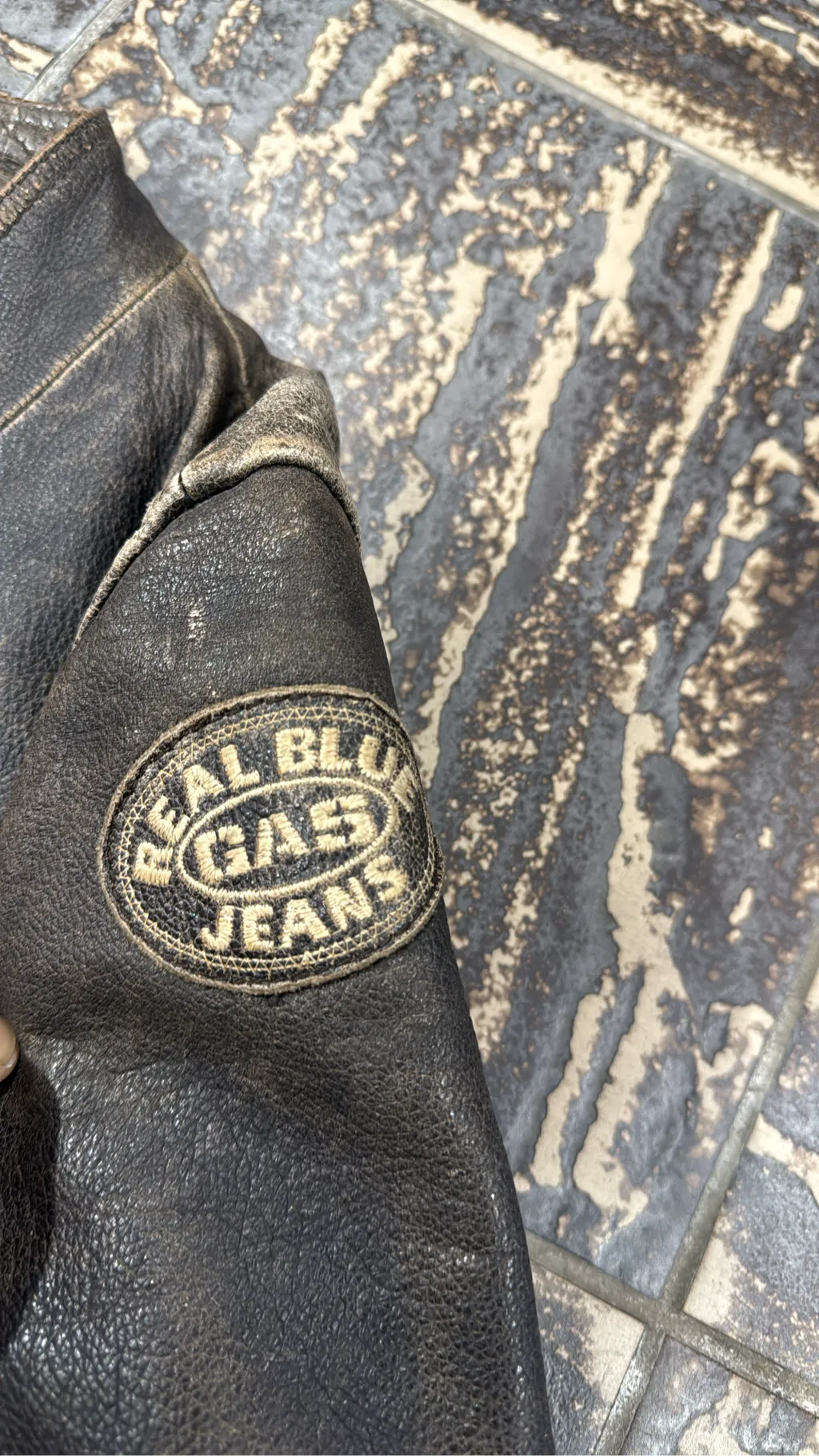 Veste de moto en cuir de vachette marron double-breasted de la marque GAS, avec un aspect vieilli et des détails zippés. 6