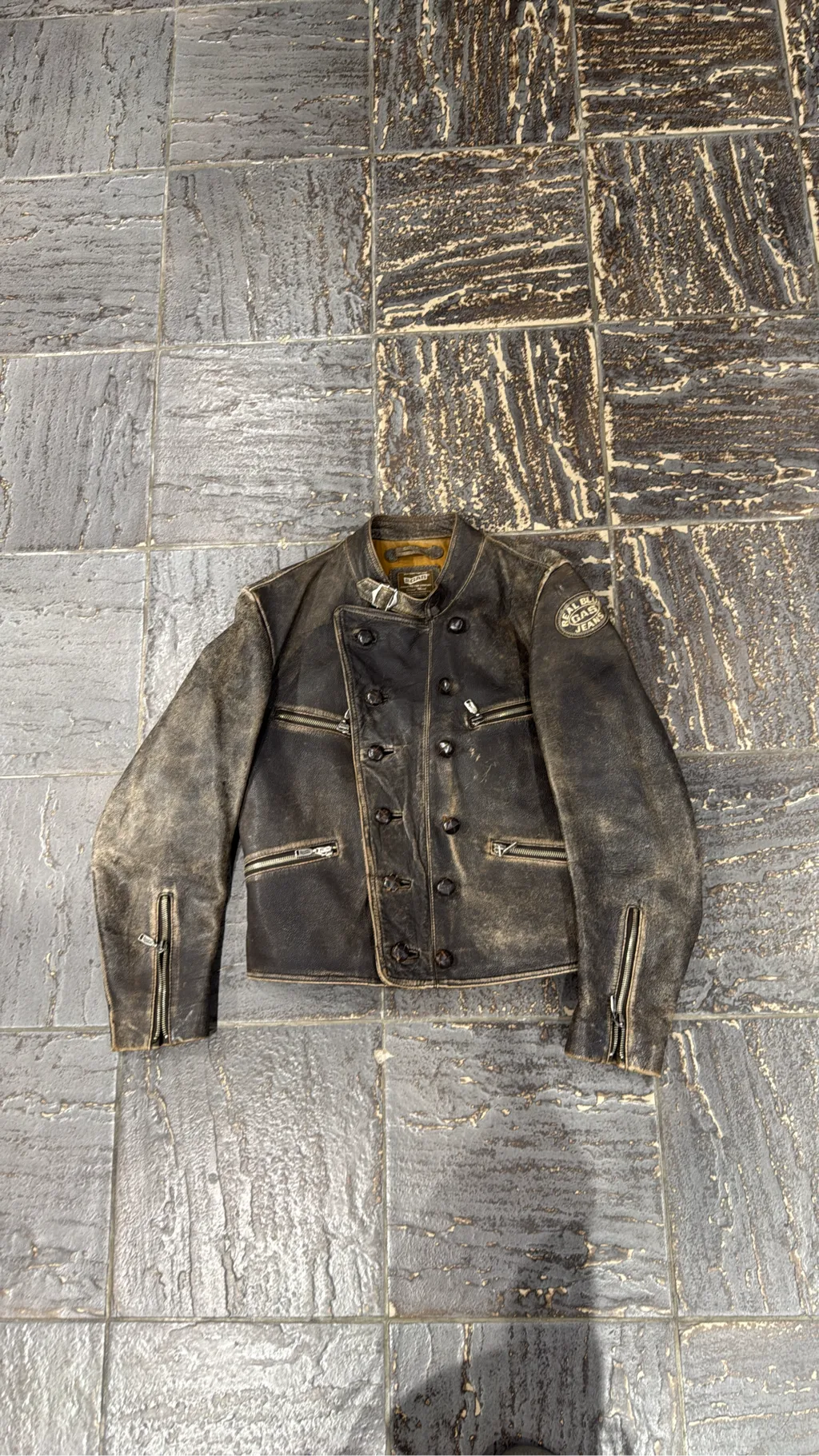 Veste de moto en cuir de vachette marron double-breasted de la marque GAS, avec un aspect vieilli et des détails zippés. 9