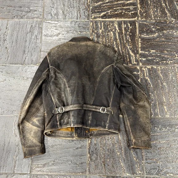 Veste de moto en cuir de vachette marron double-breasted de la marque GAS, avec un aspect vieilli et des détails zippés. 8