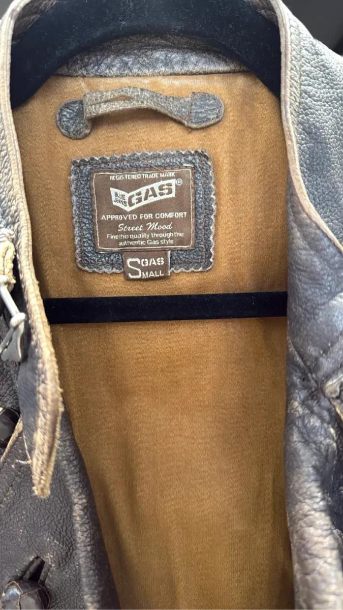 Veste de moto en cuir de vachette marron double-breasted de la marque GAS, avec un aspect vieilli et des détails zippés. 3