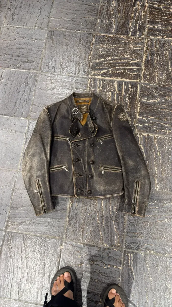 Veste de moto en cuir de vachette marron double-breasted de la marque GAS, avec un aspect vieilli et des détails zippés. 2