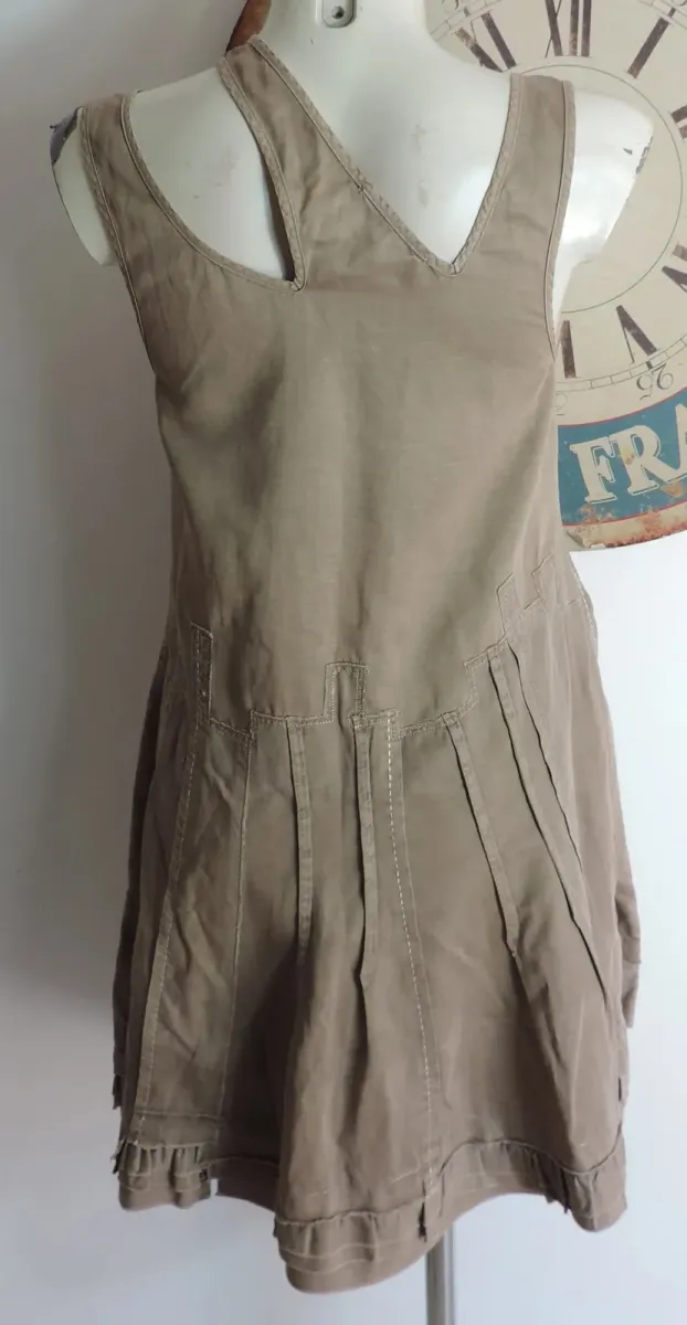 elle est beige 
aisselle à aisselle 44 cm   l totale 88 cm 3