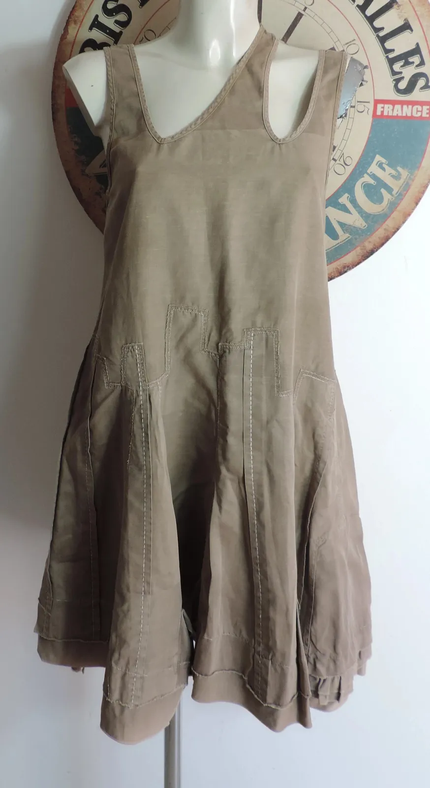 Beige
Underarm to underarm 44 cm, total length 88 cm 1