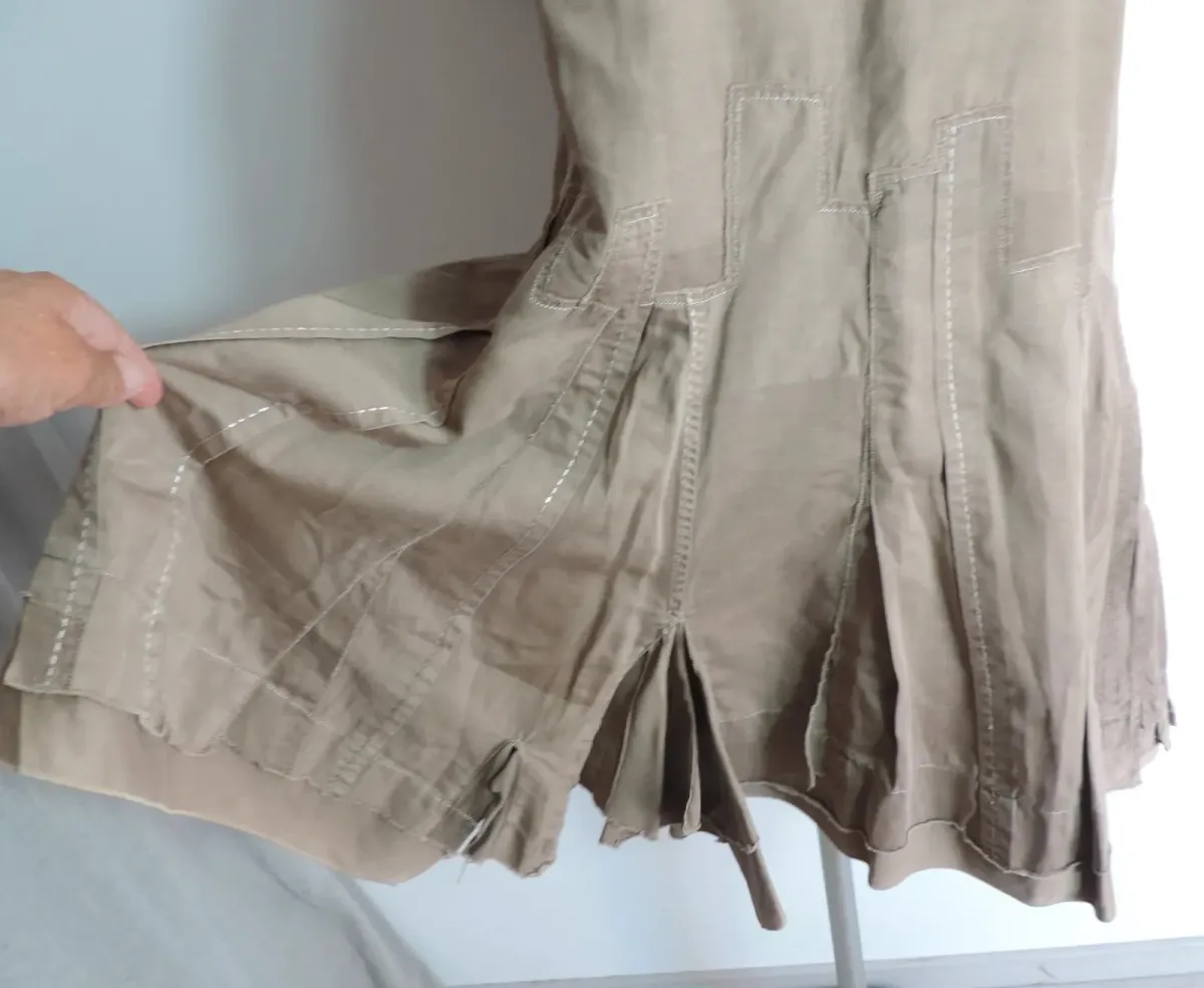 elle est beige 
aisselle à aisselle 44 cm   l totale 88 cm 2