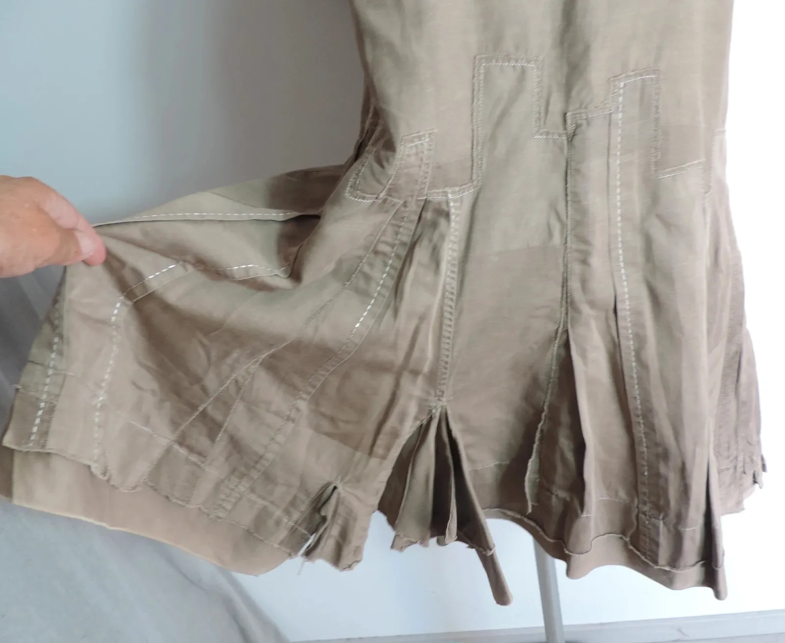 Beige
Underarm to underarm 44 cm, total length 88 cm 2