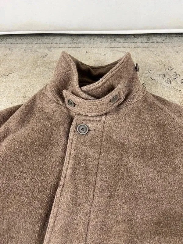 Taille 52 correct, fidèle aux standards de chez Kenzo 📏 Les mesures se trouvent sur les dernières photos Manteau long portée quelques fois, en Très bon état Fidèle à ce que montrent soigneusement tous les détails sur les photos. 6