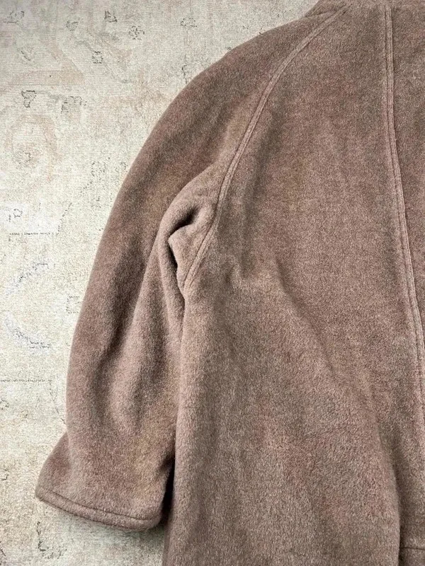Taille 52 correct, fidèle aux standards de chez Kenzo 📏 Les mesures se trouvent sur les dernières photos Manteau long portée quelques fois, en Très bon état Fidèle à ce que montrent soigneusement tous les détails sur les photos. 9