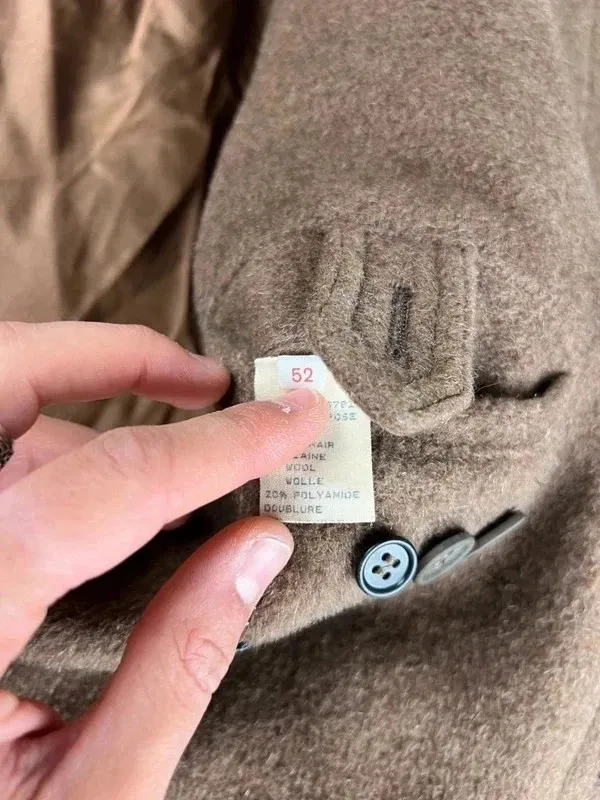 Taille 52 correct, fidèle aux standards de chez Kenzo 📏 Les mesures se trouvent sur les dernières photos Manteau long portée quelques fois, en Très bon état Fidèle à ce que montrent soigneusement tous les détails sur les photos. 11