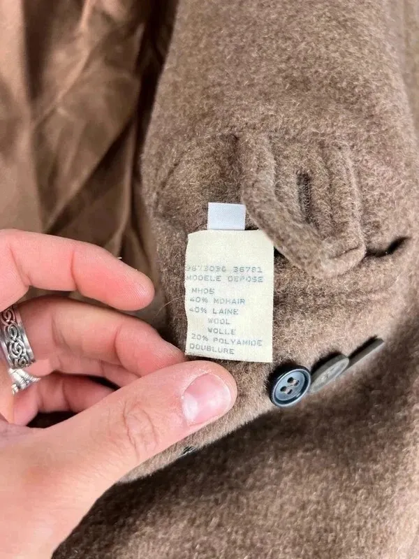 Taille 52 correct, fidèle aux standards de chez Kenzo 📏 Les mesures se trouvent sur les dernières photos Manteau long portée quelques fois, en Très bon état Fidèle à ce que montrent soigneusement tous les détails sur les photos. 12