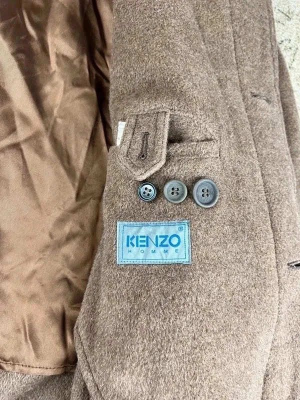 Taille 52 correct, fidèle aux standards de chez Kenzo 📏 Les mesures se trouvent sur les dernières photos Manteau long portée quelques fois, en Très bon état Fidèle à ce que montrent soigneusement tous les détails sur les photos. 10