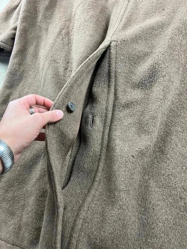 Taille 52 correct, fidèle aux standards de chez Kenzo 📏 Les mesures se trouvent sur les dernières photos Manteau long portée quelques fois, en Très bon état Fidèle à ce que montrent soigneusement tous les détails sur les photos. 15