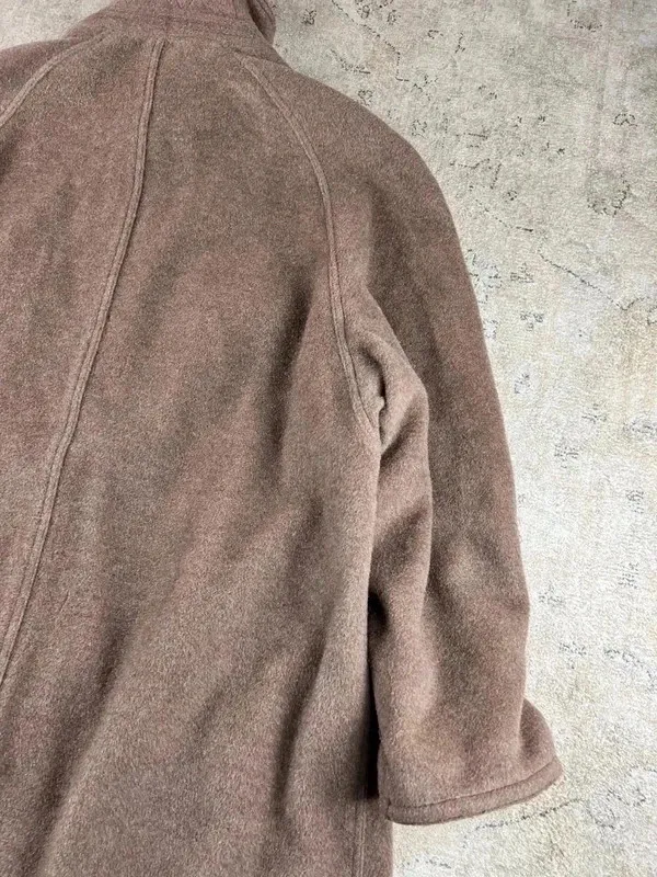 Taille 52 correct, fidèle aux standards de chez Kenzo 📏 Les mesures se trouvent sur les dernières photos Manteau long portée quelques fois, en Très bon état Fidèle à ce que montrent soigneusement tous les détails sur les photos. 8
