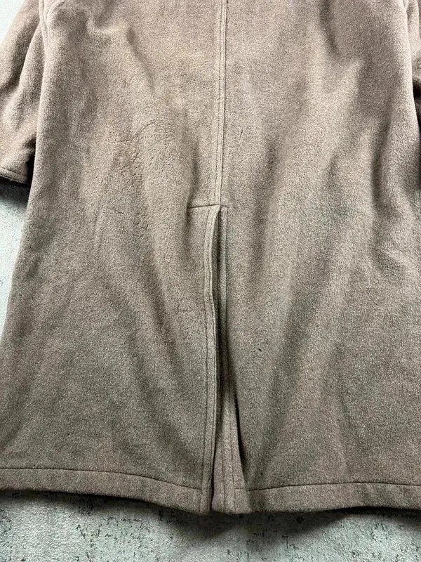 Taille 52 correct, fidèle aux standards de chez Kenzo 📏 Les mesures se trouvent sur les dernières photos Manteau long portée quelques fois, en Très bon état Fidèle à ce que montrent soigneusement tous les détails sur les photos. 16
