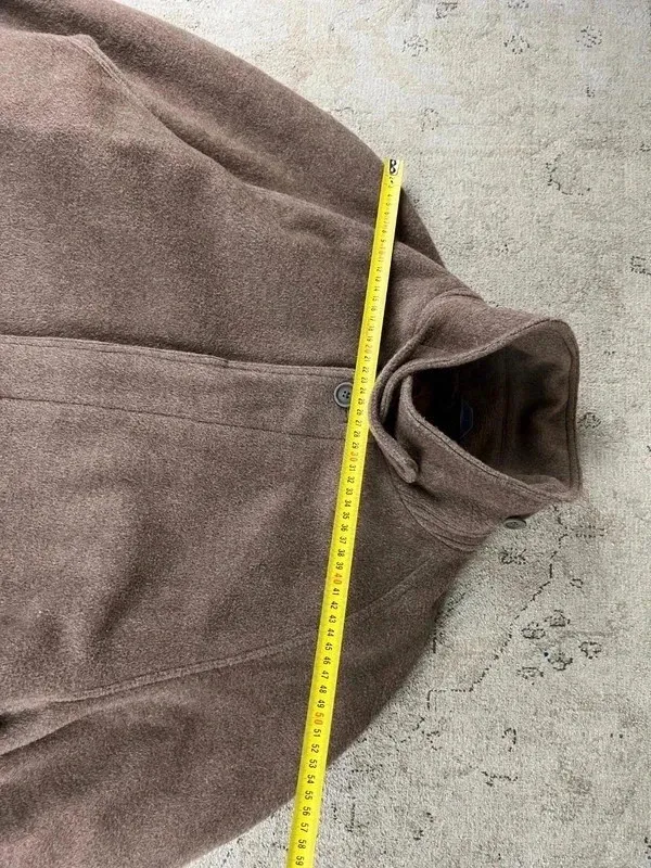 Taille 52 correct, fidèle aux standards de chez Kenzo 📏 Les mesures se trouvent sur les dernières photos Manteau long portée quelques fois, en Très bon état Fidèle à ce que montrent soigneusement tous les détails sur les photos. 18