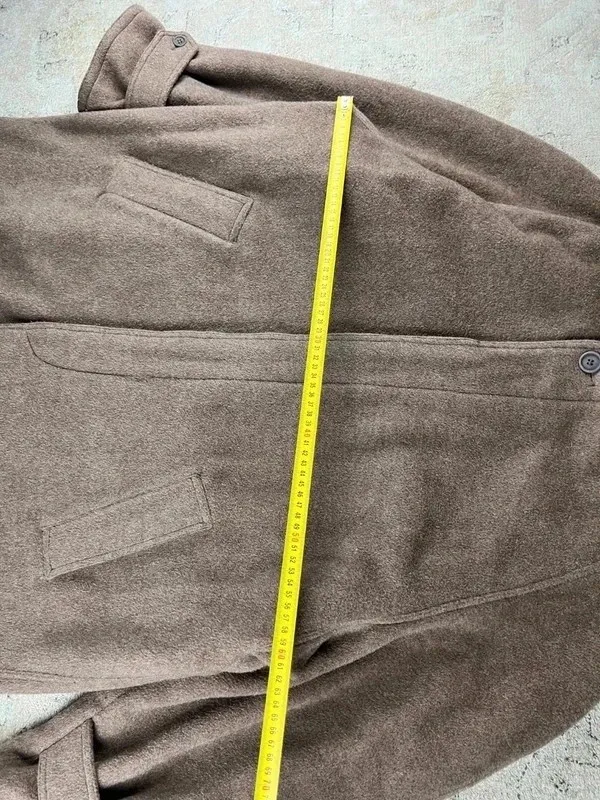 Taille 52 correct, fidèle aux standards de chez Kenzo 📏 Les mesures se trouvent sur les dernières photos Manteau long portée quelques fois, en Très bon état Fidèle à ce que montrent soigneusement tous les détails sur les photos. 19