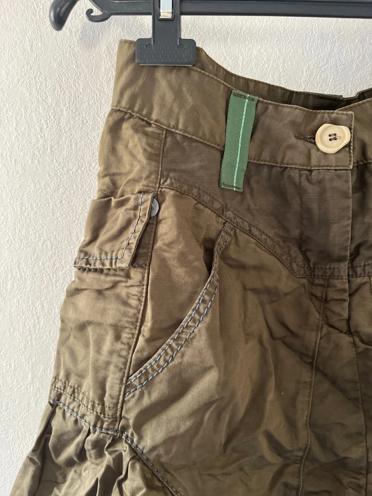Cette jupe est doublée par un jupon qui dépasse légèrement
Elle est pleine de petits détails (poches, coutures)
Pas de taches, ni trous
Seuls les boutons sont abîmés
Taille indiquée 36 mais plutôt 35 cm( voir photo)
#vintage
#marithe Francois girbaud
#kaki
#annees80 2