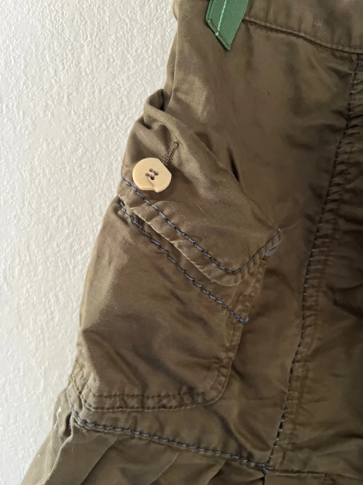 Cette jupe est doublée par un jupon qui dépasse légèrement
Elle est pleine de petits détails (poches, coutures)
Pas de taches, ni trous
Seuls les boutons sont abîmés
Taille indiquée 36 mais plutôt 35 cm( voir photo)
#vintage
#marithe Francois girbaud
#kaki
#annees80 6