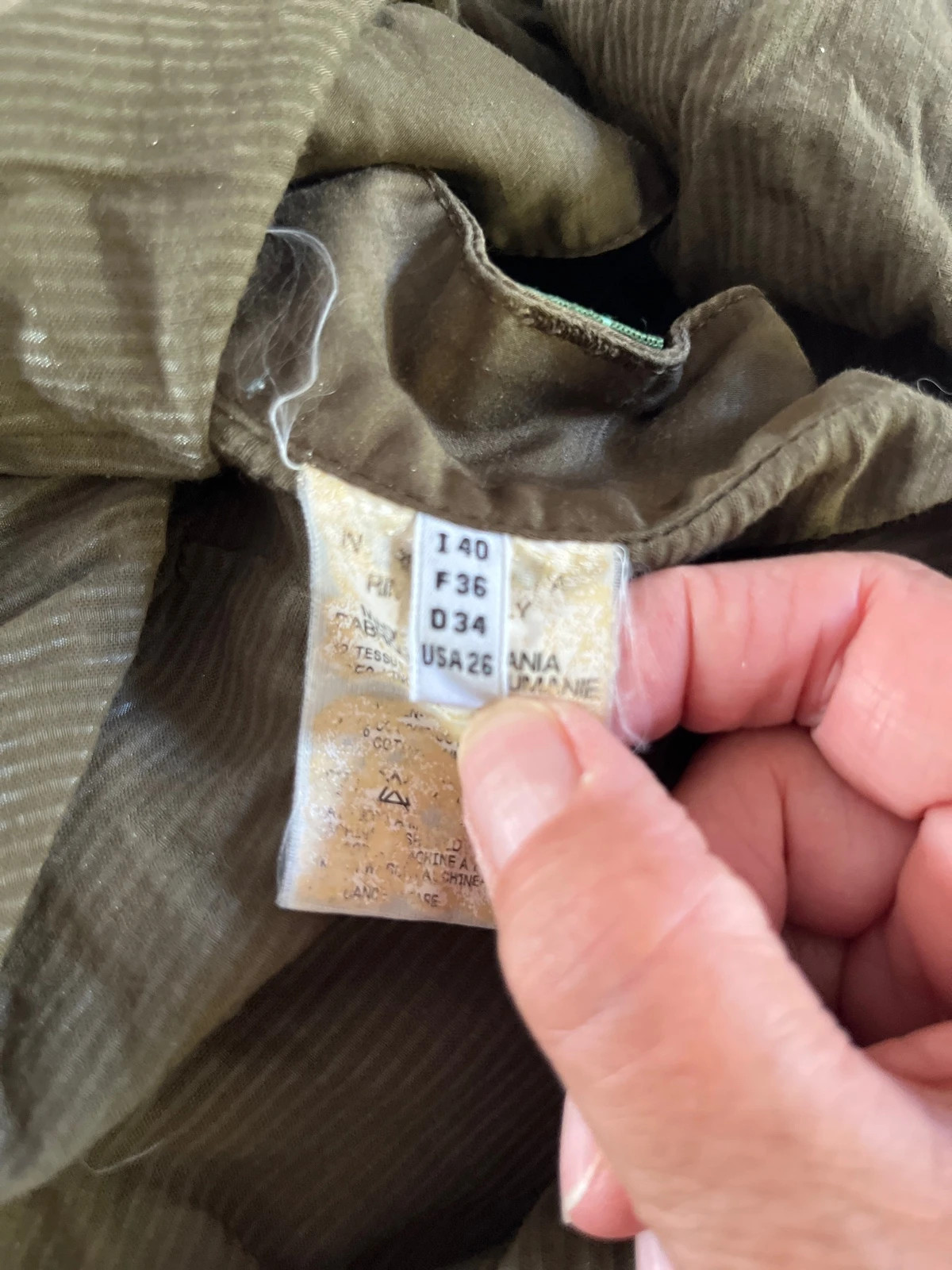 Cette jupe est doublée par un jupon qui dépasse légèrement
Elle est pleine de petits détails (poches, coutures)
Pas de taches, ni trous
Seuls les boutons sont abîmés
Taille indiquée 36 mais plutôt 35 cm( voir photo)
#vintage
#marithe Francois girbaud
#kaki
#annees80 9