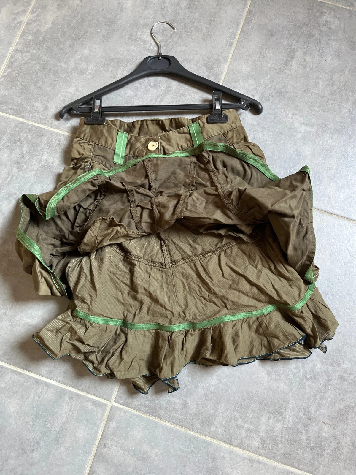 Cette jupe est doublée par un jupon qui dépasse légèrement
Elle est pleine de petits détails (poches, coutures)
Pas de taches, ni trous
Seuls les boutons sont abîmés
Taille indiquée 36 mais plutôt 35 cm( voir photo)
#vintage
#marithe Francois girbaud
#kaki
#annees80 8