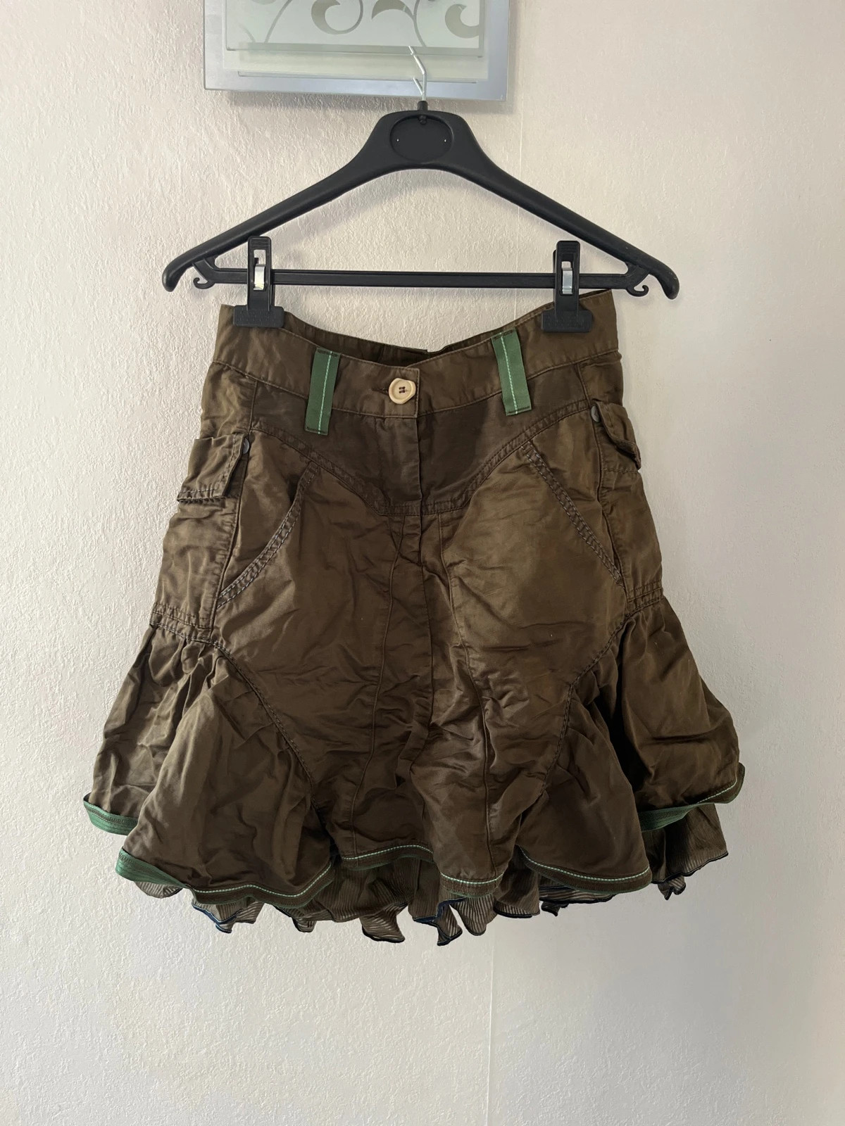 Cette jupe est doublée par un jupon qui dépasse légèrement
Elle est pleine de petits détails (poches, coutures)
Pas de taches, ni trous
Seuls les boutons sont abîmés
Taille indiquée 36 mais plutôt 35 cm( voir photo)
#vintage
#marithe Francois girbaud
#kaki
#annees80 1